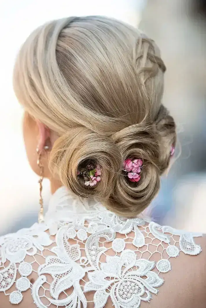 Bruduppsättning med blommor